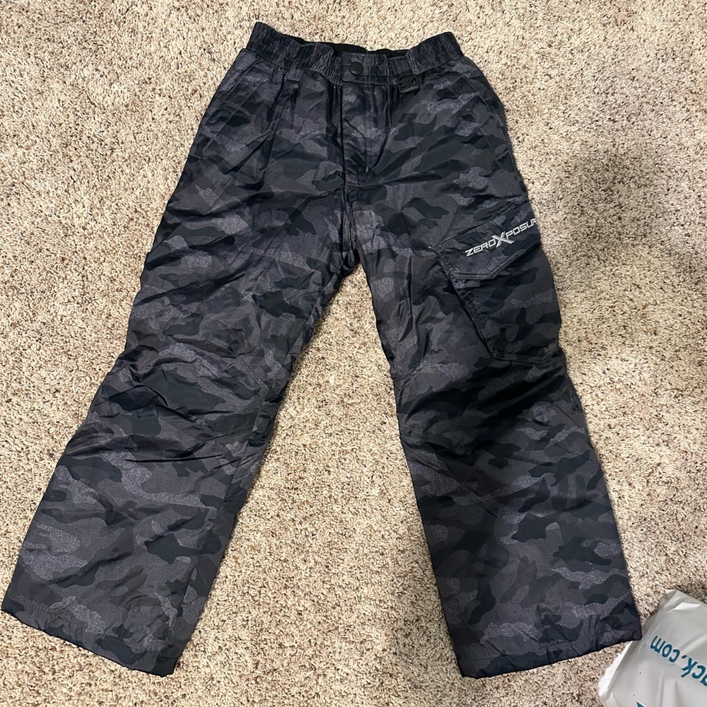 Boys black camouflage zero exposer snow pants size 8